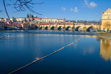 Vltava Nehri manzarası ve güneş batarken parlayan köprüler, Prag, Çek Cumhuriyeti