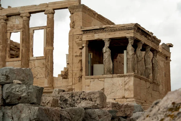 アクロポリスの曇り空の背景に 列の代わりにCaryatidsの有名なポーチと寺のエレクテイオン ギリシャのアテネ — ストック写真