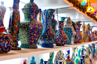 Çeşitli Türk kiramikalarının satıldığı bir hediyelik eşya dükkanı. Arka plan bulanık. Kotor, Karadağ, Ağustos 2018