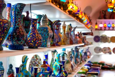 Çeşitli Türk kiramikalarının satıldığı bir hediyelik eşya dükkanı. Arka plan bulanık. Kotor, Karadağ, Ağustos 2018