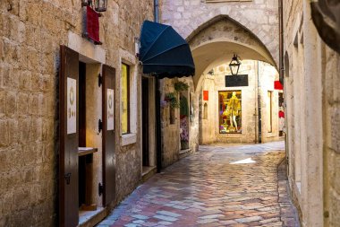 Karadağ 'ın otantik eski Kotor kentinin dar caddesi. Eski taş evler ve dar sokaklar görüyoruz..