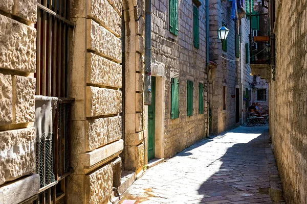 Estrecha Calle Del Auténtico Casco Antiguo Kotor Montenegro Vemos Antiguas —  Fotos de Stock