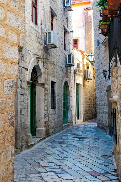 Rua Estreita Autêntica Cidade Velha Kotor Montenegro Vemos Casas Pedra — Fotografia de Stock
