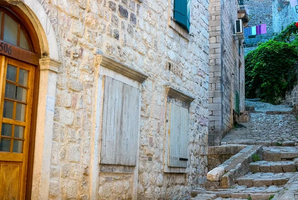 モンテネグロ コトルの本物の古い町の狭い通り 古い石造りの家ととても狭い通りが見えます — ストック写真