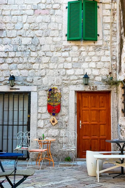 Street Cafe Στενό Δρόμο Στην Παλιά Πόλη Του Κοτόρ Μαυροβούνιο — Φωτογραφία Αρχείου