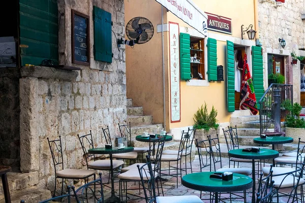 Café Callejero Una Calle Estrecha Casco Antiguo Kotor Montenegro Agosto — Foto de Stock