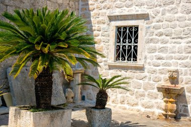 Karadağ 'ın Kotor Körfezi' ndeki bir resif üzerindeki Bakire adasında mavi bir banyoyla kilisenin muhteşem manzarası, Ağustos 2018
