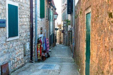 Karadağ 'ın otantik, eski Herceg Novi kentinin dolambaçlı caddesi. Eski evler ve çok dar evler görüyoruz..