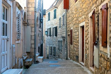 Karadağ 'ın otantik, eski Herceg Novi kentinin dolambaçlı caddesi. Eski evler ve çok dar evler görüyoruz..