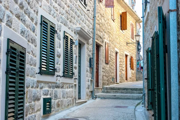 Rua Sinuosa Autêntica Cidade Velha Herceg Novi Montenegro Vemos Casas — Fotografia de Stock
