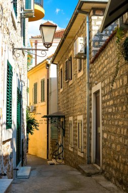 Karadağ 'ın otantik, eski Herceg Novi kentinin dolambaçlı caddesi. Eski evler ve çok dar evler görüyoruz..