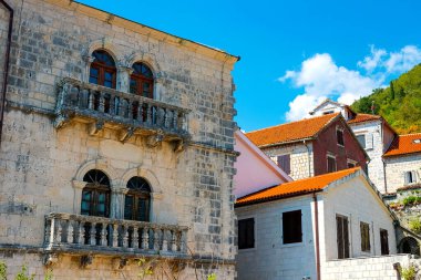 Karadağ 'ın Perast kentinin güzel manzarası.
