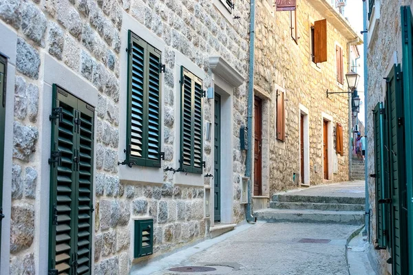 Rua Sinuosa Autêntica Cidade Velha Herceg Novi Montenegro Vemos Casas — Fotografia de Stock