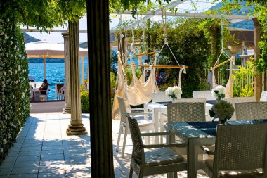 Karadağ 'ın Perast kentindeki deniz kenarındaki sokak kafesi, Ağustos 2018