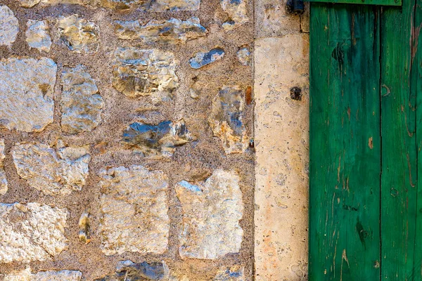 Taş Duvarlı Otantik Bir Eski Güzel Pencereleri Yeşil Panjurları Olan — Stok fotoğraf