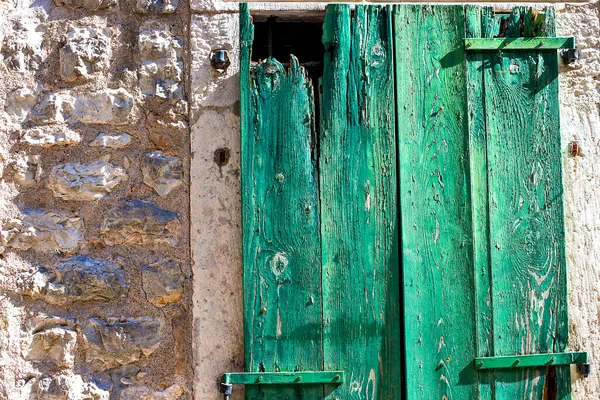 Taş Duvarlı Otantik Bir Eski Güzel Pencereleri Yeşil Panjurları Olan — Stok fotoğraf