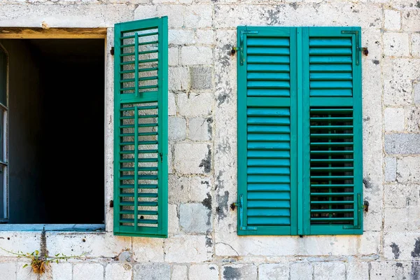 Taş Duvarlı Otantik Bir Eski Güzel Pencereleri Yeşil Panjurları Olan — Stok fotoğraf