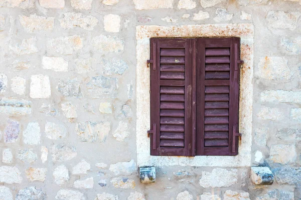 Taş Duvarlı Otantik Bir Eski Güzel Pencereleri Yeşil Panjurları Olan — Stok fotoğraf