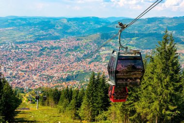 Saraybosna kentindeki dağın tepesinden bakıldığında, kentin en yüksek noktasına kadar yükselen füniküler görülüyor. Saraybosna ve Bosna-Hersek