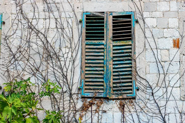 Taş Duvarlı Otantik Bir Eski Güzel Pencereleri Yeşil Panjurları Olan — Stok fotoğraf