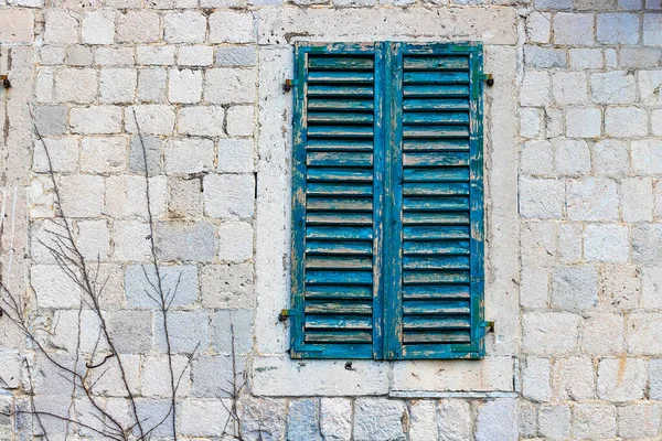 Taş Duvarlı Otantik Bir Eski Güzel Pencereleri Yeşil Panjurları Olan — Stok fotoğraf