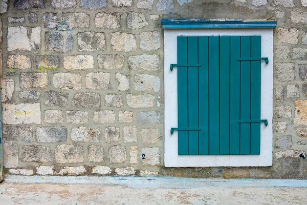 Аутентичный Дом Каменной Стеной Красивыми Старыми Открытыми Окнами Зелеными Ставнями — стоковое фото