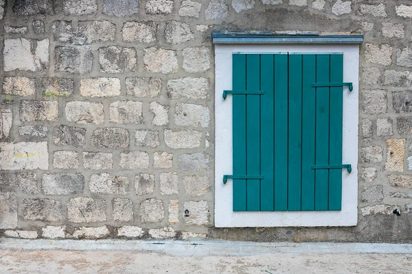 Taş Duvarlı Otantik Bir Eski Güzel Pencereleri Yeşil Panjurları Olan — Stok fotoğraf