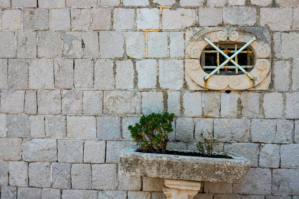 Аутентичный Дом Каменной Стеной Красивой Зеленой Дверью Красивой Каменной Скамьей — стоковое фото