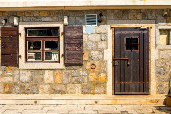 Taş Duvarlı Otantik Bir Güzel Eski Bir Penceresi Kahverengi Panjurları — Stok fotoğraf
