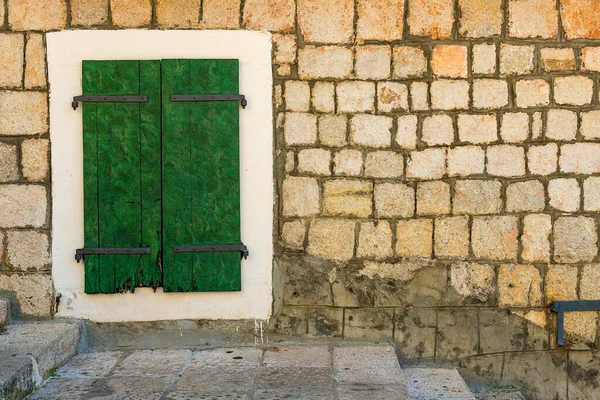 Otantik Taş Duvar Güzel Yeşil Eski Ahşap Panjurlar Pencere Arka — Stok fotoğraf