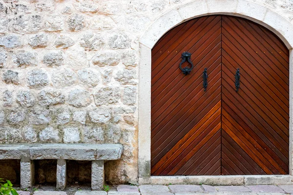 Taş Bir Duvarı Güzel Bir Kapısı Olan Otantik Bir Girişte — Stok fotoğraf
