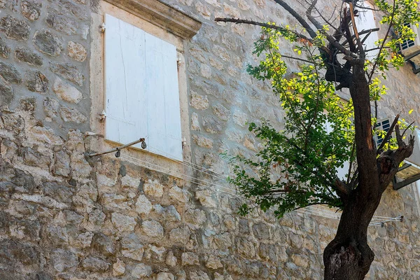 Ein Authentisches Haus Mit Einer Steinmauer Mit Schönen Alten Fenstern — Stockfoto
