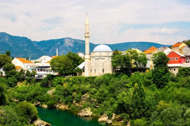Mostar Eski Kenti ve Bosna-Hersek 'in Neretva Nehri üzerinde gün doğumu.
