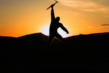 bir adam bir piolet ile