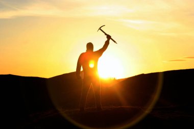 bir adam bir piolet ile