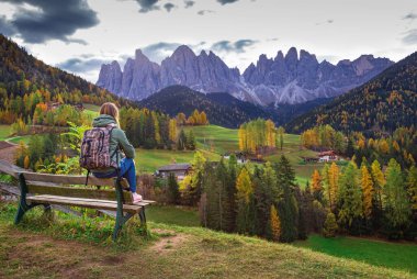 Dünyanın en ünlü dağlık yeri. Santa Maddalena köyü. Arka planda Dolomites dağları, Val di Funes vadisi, Trentino Alto Adige bölgesi, İtalya, Avrupa