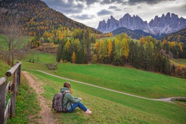 Dünyanın en ünlü dağlık yeri. Santa Maddalena köyü. Arka planda Dolomites dağları, Val di Funes vadisi, Trentino Alto Adige bölgesi, İtalya, Avrupa