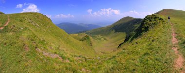 Adam sırt çantasında Dağları ile