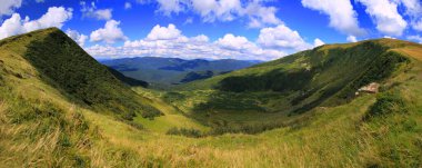 Dağlar yaz günü görünür.