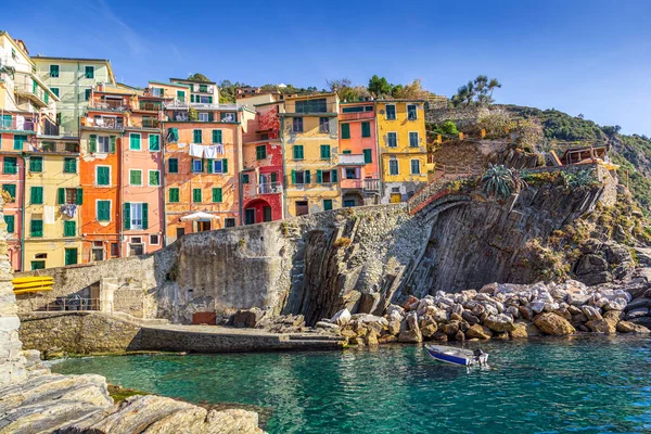 Cinque Terre 'deki Riomaggiore köyü, Liguria, İtalya