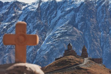 Georgia 'daki Trinity Kilisesi' nin arka planında dağlar var