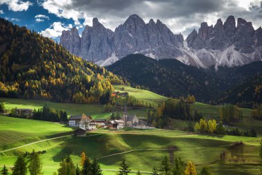 Dünyanın en ünlü dağlık yeri, Santa Maddalena köyü arkada Dolomites dağları, Val di Funes vadisi, Trentino Alto Adige bölgesi, İtalya, Avrupa