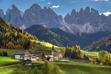 Dünyanın en ünlü dağlık yeri, Santa Maddalena köyü arkada Dolomites dağları, Val di Funes vadisi, Trentino Alto Adige bölgesi, İtalya, Avrupa