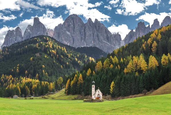 Iglesia San Juan Santa Maddalena Val Funes Montañas Dolomiti Italia —  Fotos de Stock