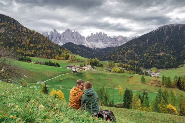 背景にドロミテ山脈とサンタ マダレナ村の愛のカップル ヴァル フネス渓谷 トレンティーノ アルト アディジェ州 イタリア ヨーロッパ — ストック写真