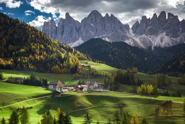 世界上著名的高山名胜 背景为多洛美斯山脉的Santa Maddalena村 意大利Trentino Alto Adige地区 Val Funes山谷 — 图库照片