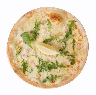 Peynirli, karidesli, limonlu, roka salatası ve krema soslu pizza beyaz arka planda izole edilmiş. Üst görünüm