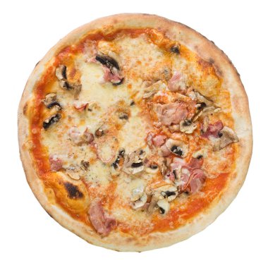 Beyaz arka planda izole edilmiş peynirli, pastırmalı ve mantarlı pizza. Üst görünüm