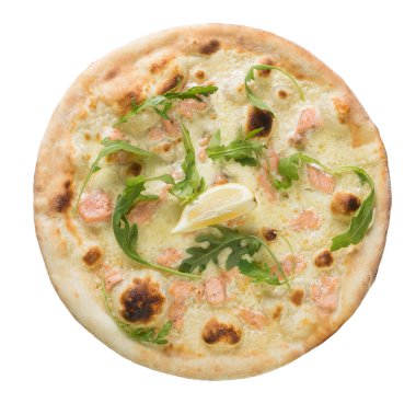 Beyaz arka planda somonlu ve limonlu pizza. Üst görünüm