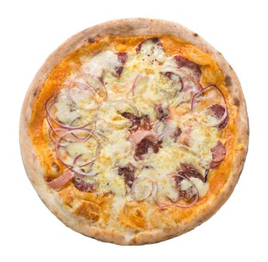 Beyaz arka planda izole edilmiş peynirli ve soğanlı pizza. Üst görünüm